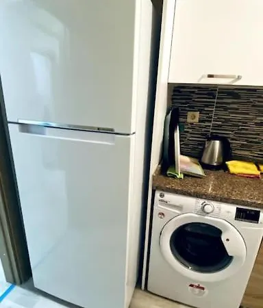 Luxury Flat , 2 Rooms, 1 Living With 2 Sofa Beds , Near Services , Near Tuyap Exhibitaion Area 公寓
